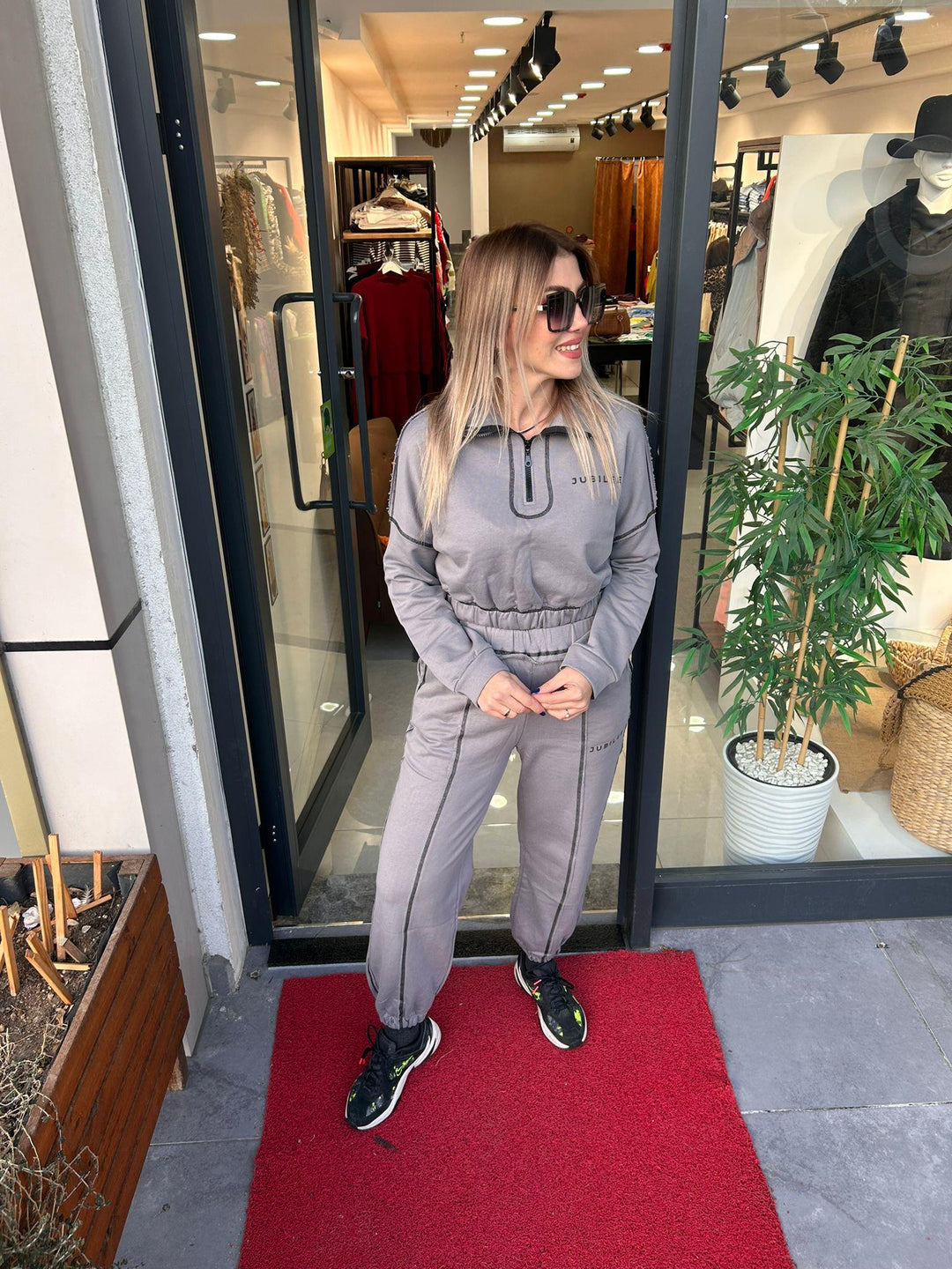 SİYAH OVERLOK DETAYLI EŞOFMAN TAKIMI