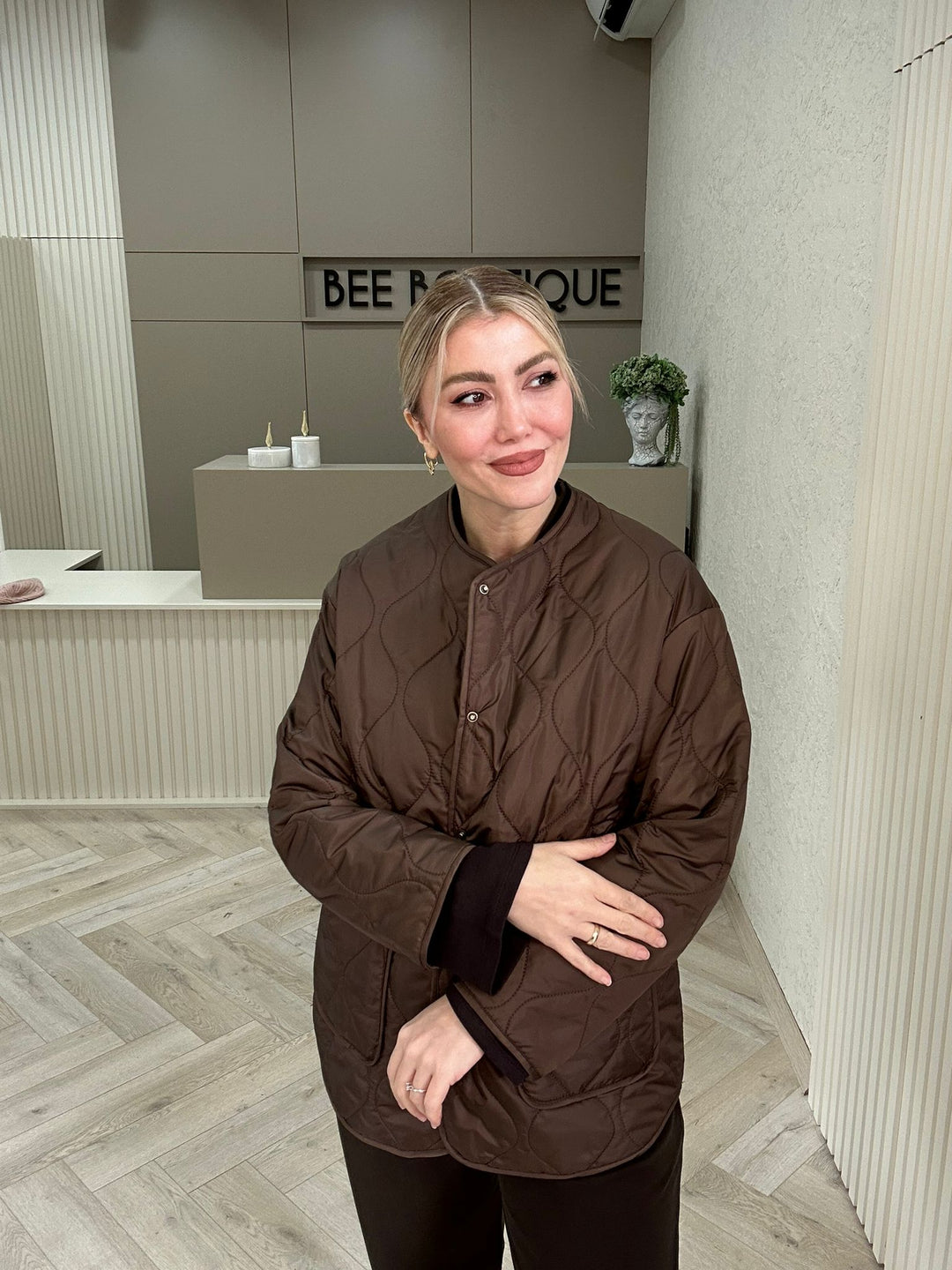 KAPİTONE YAKASIZ MONT
