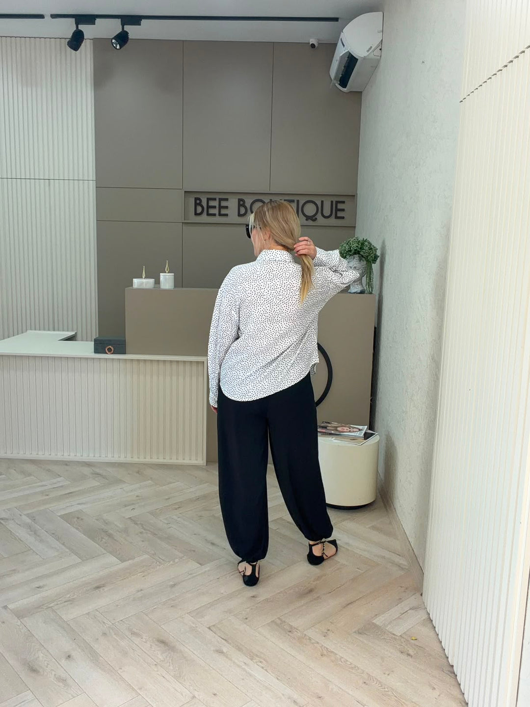 SİYAH CREP TENCEL KUMAŞ DÖKÜMLÜ PANTOLON