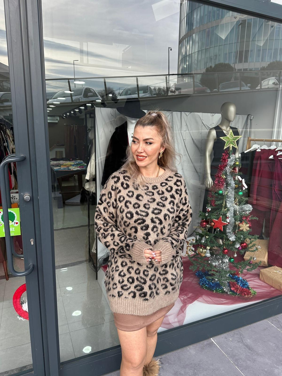 BEJ RENGİ SİYAH LEOPAR DESENLİ TRİKO KAZAK