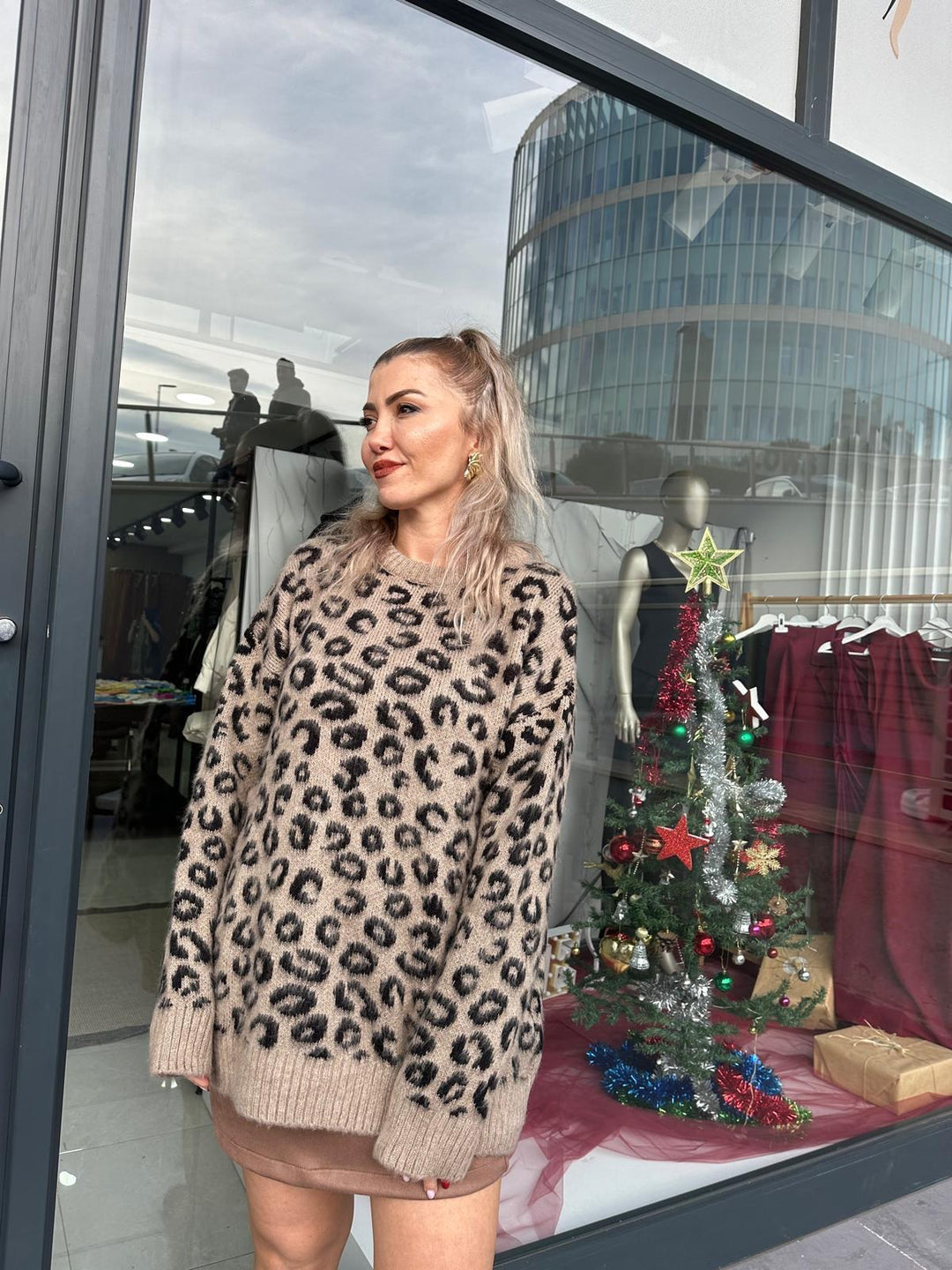 BEJ RENGİ SİYAH LEOPAR DESENLİ TRİKO KAZAK