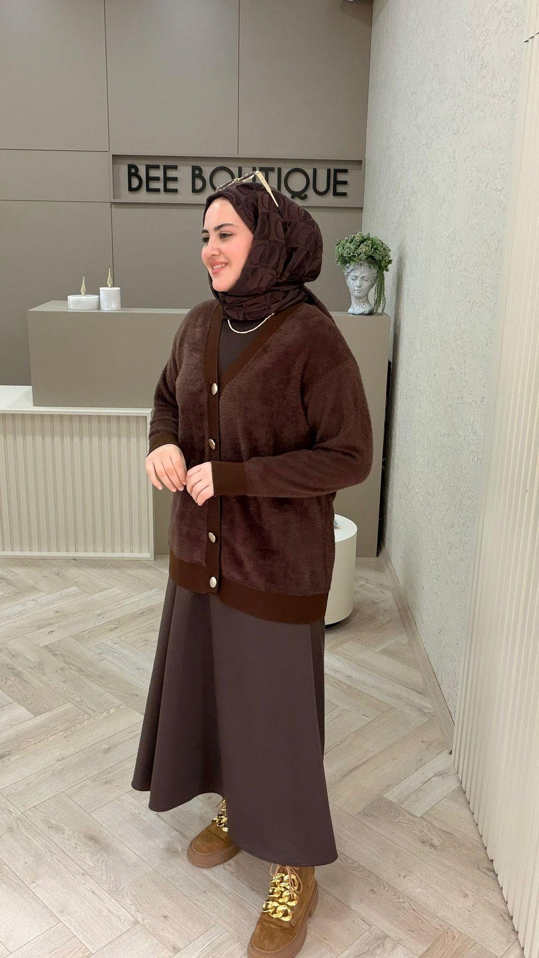 KAHVERENGİ DÜĞMELİ ANGORA HIRKA