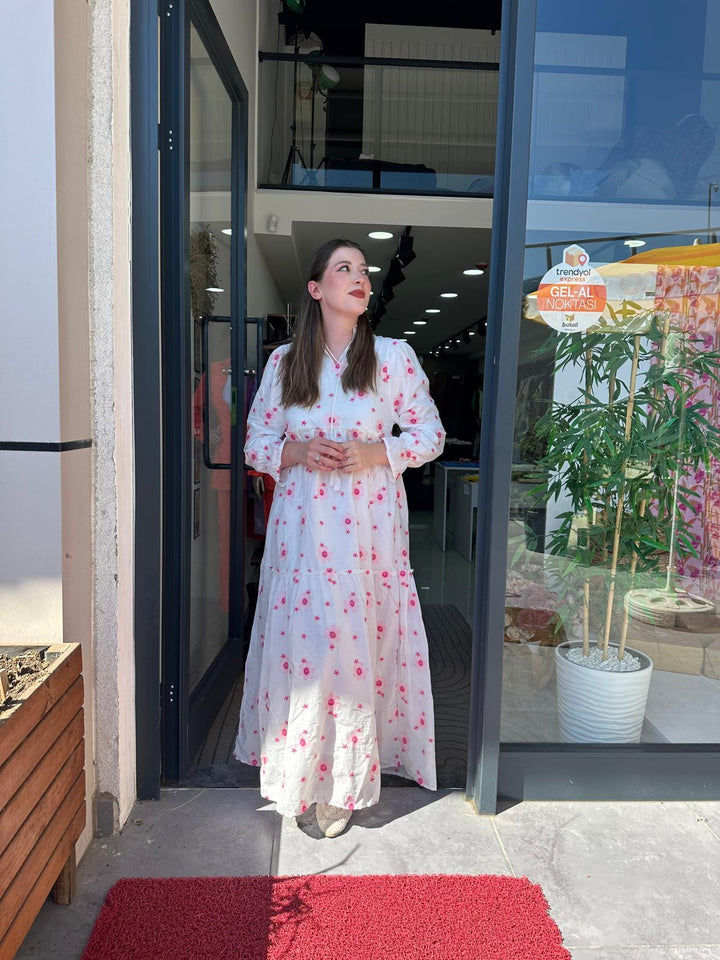 Pembe Çiçek Detaylı Elbise