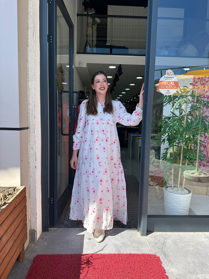Pembe Çiçek Detaylı Elbise