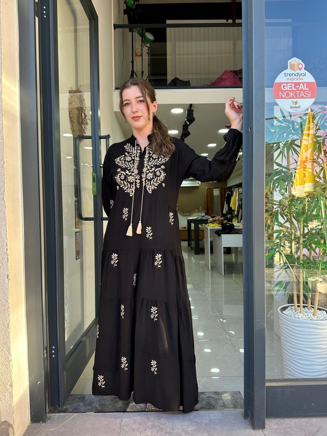 Siyah Nakış Detaylı Elbise