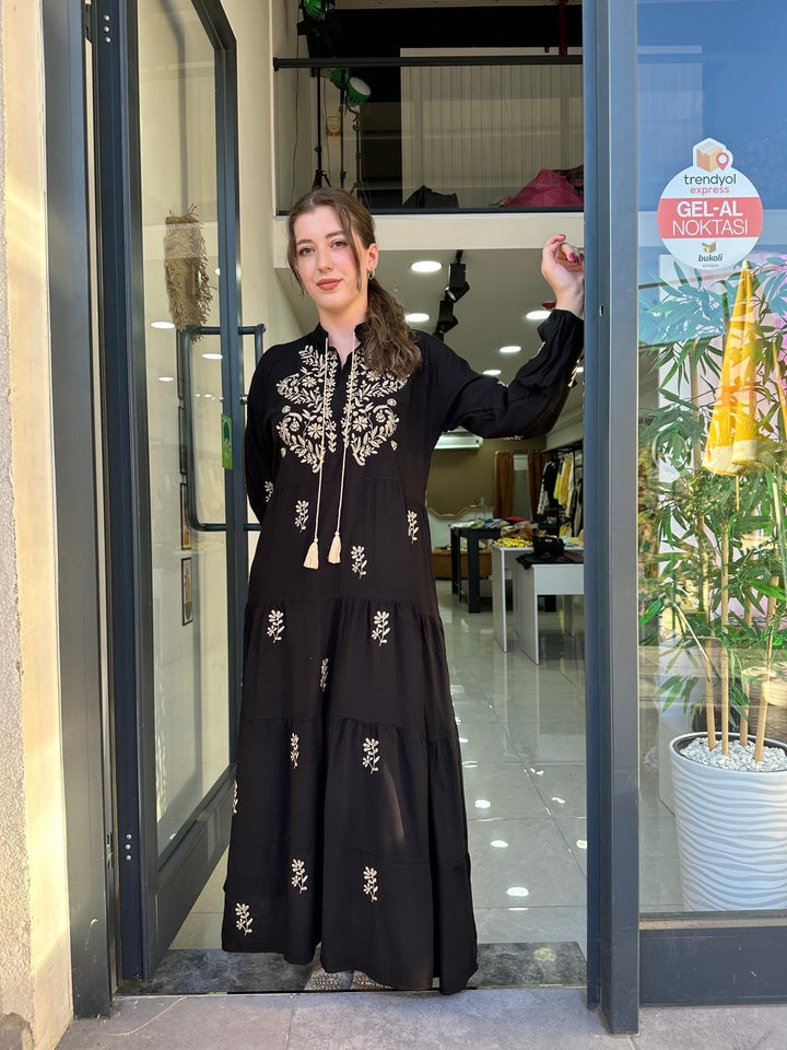 Siyah Nakış Detaylı Elbise