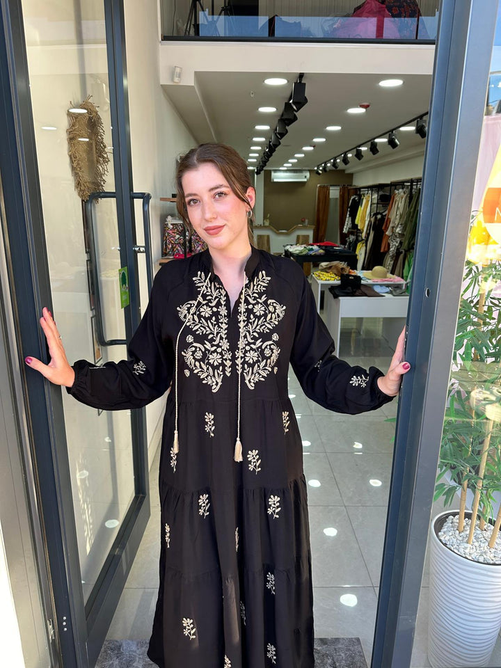 Siyah Nakış Detaylı Elbise